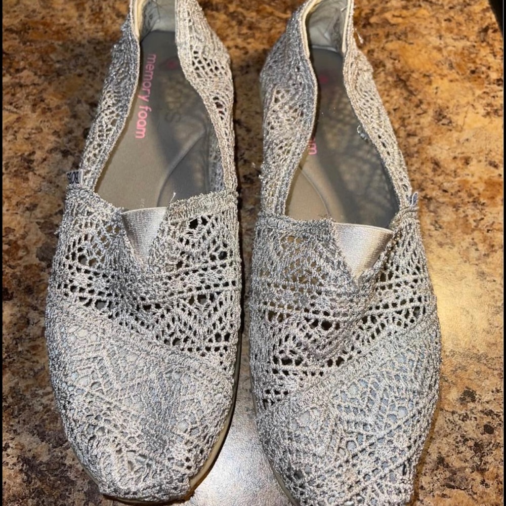 Women’s Skechers bobs size 8